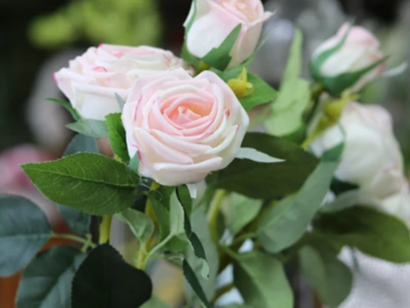 Flores artificales rosas blancas