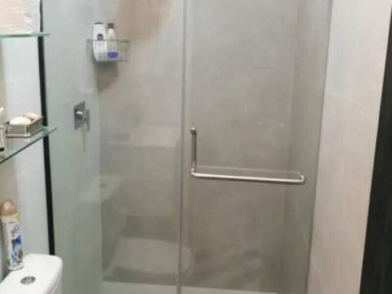 Puerta de vidrio para baño en Panamá